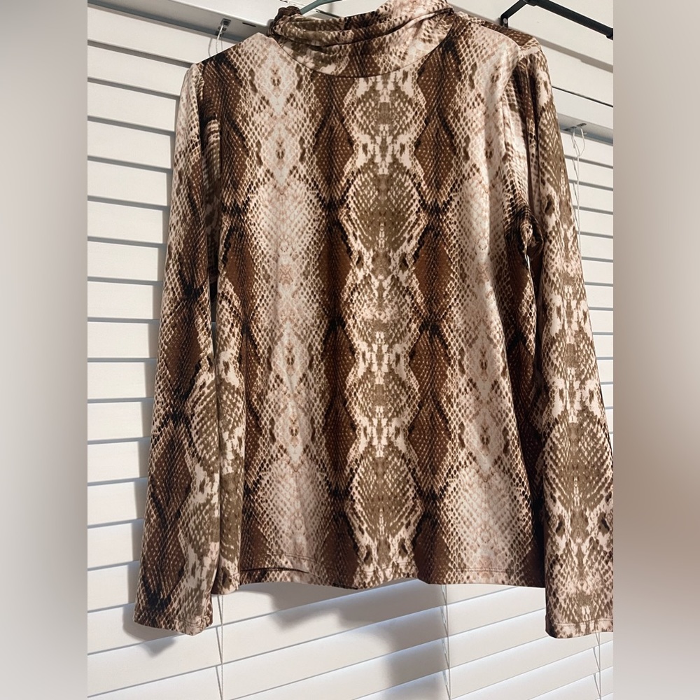 Women’s printed turtleneck